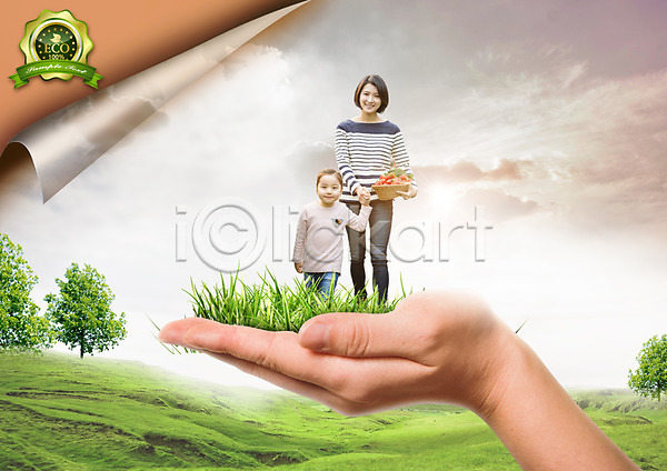 두명 성인 어린이 여자 한국인 PSD 편집이미지 구름(자연) 그린슈머 나무 딸 라벨 바구니 바이오 손 엄마 에코 유기농 잔디 편집 하늘 환경