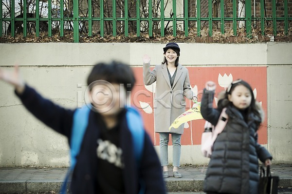 30대 남자 성인 세명 어린이 여자 한국인 JPG 앞모습 포토 교통안전 깃발 들기 등교 상반신 손들기 야외 웃음 인사 전신 주간