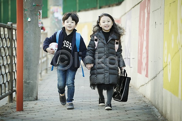 남자 두명 어린이 여자 한국인 JPG 앞모습 포토 걷기 공 남매 들기 등교 손잡기 야외 웃음 입학 전신 주간