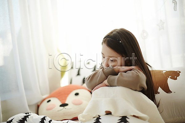 슬픔 소녀(어린이) 소녀한명만 어린이 여자 한국인 한명 JPG 앞모습 포토 상반신 실내 앉기 웅크림 응시 침대