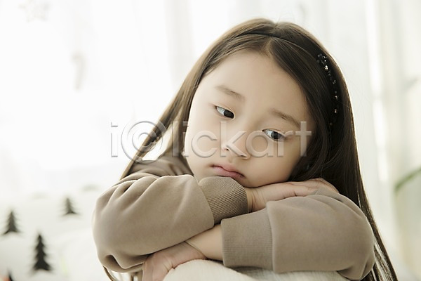 슬픔 소녀(어린이) 소녀한명만 어린이 여자 한국인 한명 JPG 앞모습 포토 상반신 실내 앉기 웅크림 응시