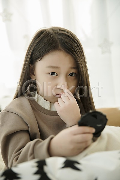 소녀(어린이) 소녀한명만 신체부위 어린이 여자 한국인 한명 JPG 앞모습 포토 거울 들기 만지기 상반신 실내 앉기 찡그림 코