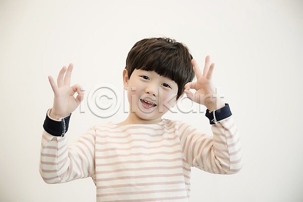 남자 소년 소년한명만 어린이 한국인 한명 JPG 앞모습 포토 OK 상반신 서기 손짓 실내 웃음