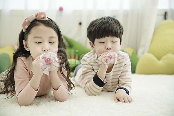 집중 남자 두명 어린이 어린이만 여자 한국인 JPG 앞모습 포토 남매 비눗방울 빨대 상반신 실내 엎드리기 응시 장난감 풍선불기