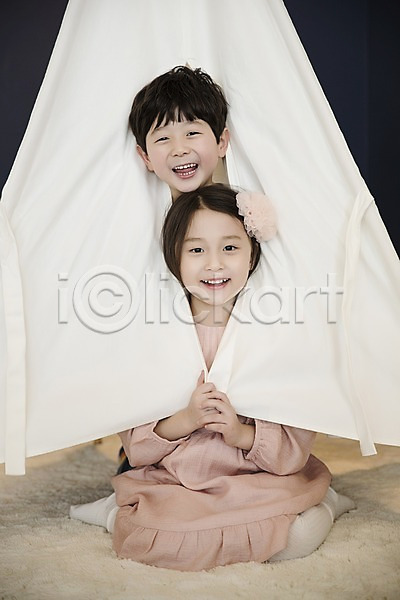 남자 두명 어린이 어린이만 여자 한국인 JPG 앞모습 포토 남매 실내 앉기 웃음 전신 텐트