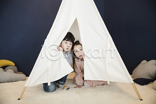 남자 두명 어린이 어린이만 여자 한국인 JPG 앞모습 포토 남매 실내 앉기 응시 전신 텐트