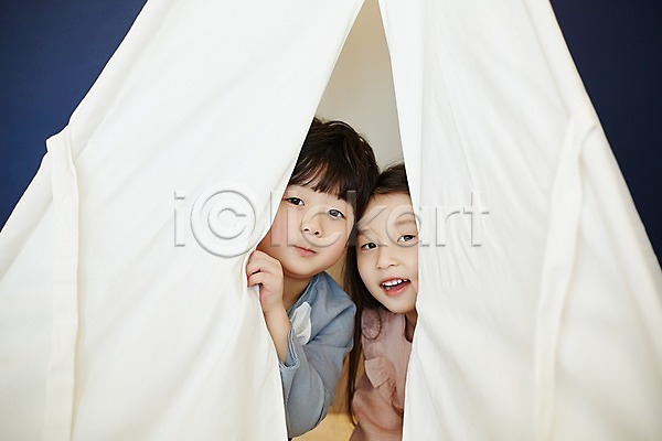 남자 두명 어린이 어린이만 여자 한국인 JPG 앞모습 포토 남매 상반신 실내 앉기 웃음 텐트