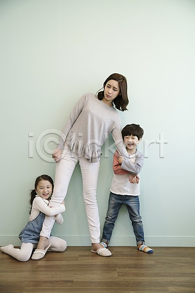 30대 남자 성인 세명 어린이 여자 한국인 JPG 앞모습 포토 가족 딸 매달리기 서기 실내 아들 앉기 엄마 웃음 응시 잡기 전신 찡그림