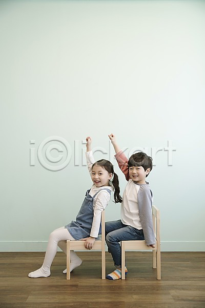 남자 두명 어린이 어린이만 여자 한국인 JPG 옆모습 포토 남매 손들기 실내 앉기 웃음 의자 전신