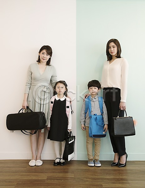 30대 남자 성인 어린이 여러명 여자 한국인 JPG 앞모습 포토 가방 들기 딸 바이올린케이스 서기 신발주머니 실내 아들 어깨에손 엄마 웃음 전신