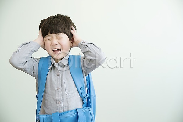남자 소년한명만 어린이 한국인 한명 JPG 앞모습 포토 가방 두통 매기 상반신 서기 실내 찡그림