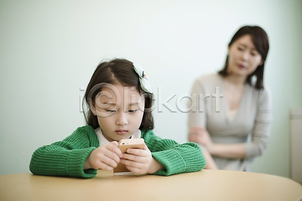 30대 두명 성인 어린이 여자 한국인 JPG 아웃포커스 앞모습 포토 들기 딸 모녀 상반신 스마트폰 실내 앉기 엄마 응시