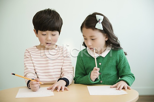 남자 두명 어린이 여자 한국인 JPG 앞모습 포토 남매 들기 상반신 실내 앉기 연필 응시 종이 책상