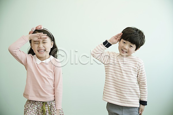 남자 두명 어린이 어린이만 여자 한국인 JPG 앞모습 포토 경례 남매 상반신 서기 실내 웃음