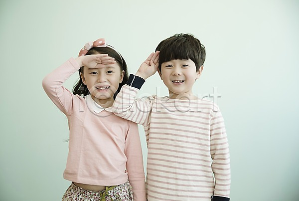 남자 두명 어린이 어린이만 여자 한국인 JPG 앞모습 포토 경례 남매 상반신 서기 실내 웃음