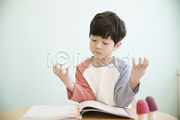 남자 소년한명만 어린이 한국인 한명 JPG 앞모습 포토 문제집 상반신 손짓 실내 앉기 응시 책상