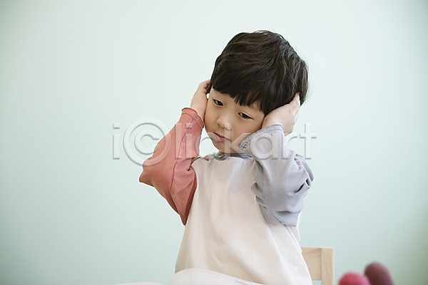 남자 소년한명만 어린이 한국인 한명 JPG 앞모습 포토 두통 상반신 실내 앉기 응시