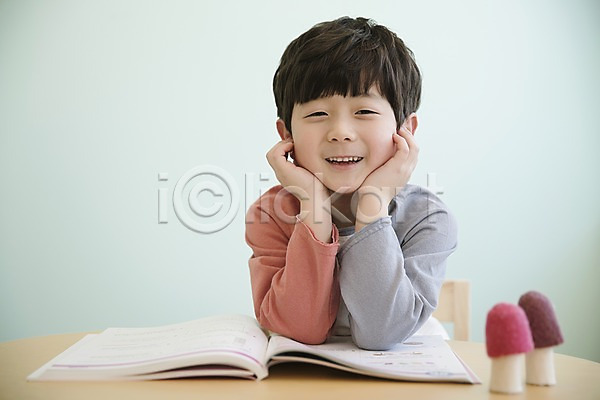 남자 소년한명만 어린이 한국인 한명 JPG 앞모습 포토 문제집 상반신 실내 앉기 웃음 책상 턱괴기