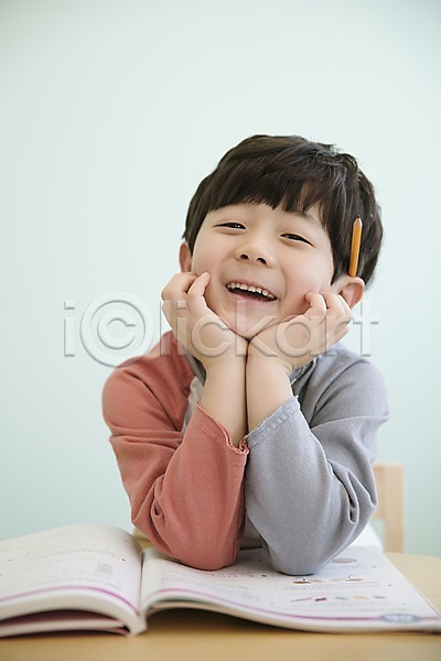 남자 소년한명만 어린이 한국인 한명 JPG 앞모습 포토 문제집 상반신 실내 앉기 연필 웃음 턱괴기