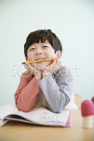 남자 소년한명만 어린이 한국인 한명 JPG 앞모습 포토 문제집 물기(모션) 상반신 실내 앉기 연필 웃음 응시 턱괴기