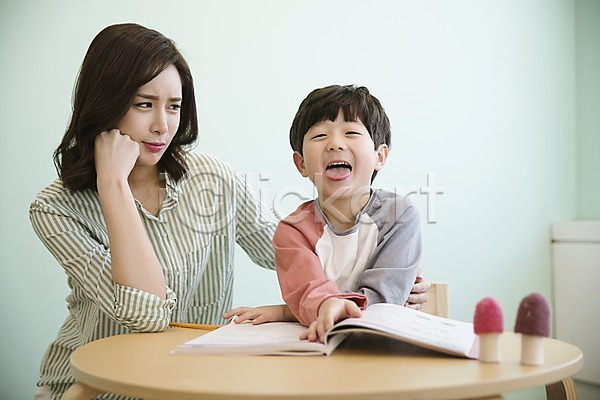 30대 남자 두명 성인 어린이 여자 한국인 JPG 앞모습 포토 모자(엄마와아들) 문제집 상반신 실내 아들 앉기 엄마 웃음 응시 장난 찡그림 턱괴기