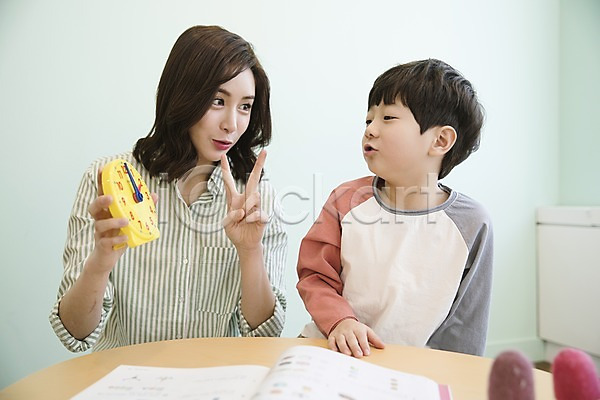 30대 남자 두명 성인 어린이 여자 한국인 JPG 앞모습 포토 2시 모자(엄마와아들) 브이 상반신 손짓 시계 실내 아들 아들바보 앉기 엄마 웃음 응시