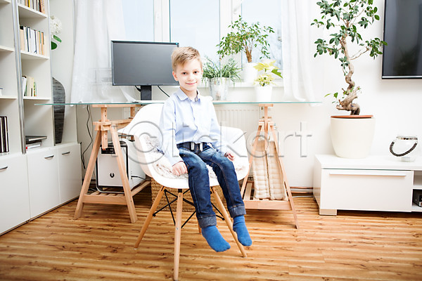 남자 서양인 소년 소년한명만 어린이 한명 JPG 앞모습 포토 미소(표정) 실내 앉기 의자 전신 책상 컴퓨터