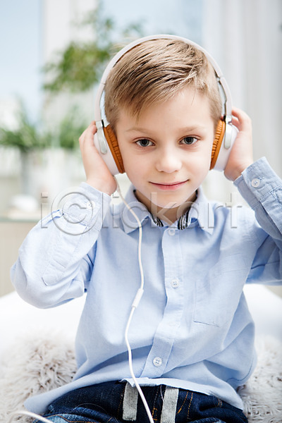 남자 서양인 소년 소년한명만 어린이 한명 JPG 아웃포커스 앞모습 포토 듣기 만지기 미소(표정) 상반신 실내 앉기 음악감상 헤드폰