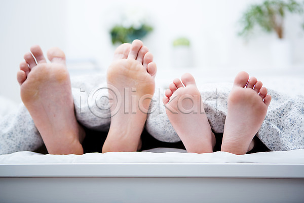 두명 서양인 성인 신체부위 어린이 JPG 포토 가족 가족라이프 눕기 발 발바닥 실내 이불 침대