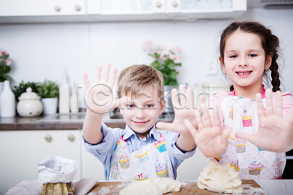 요리중 남자 두명 서양인 어린이 여자 JPG 앞모습 포토 가족 가족라이프 남매 밀가루 밀가루반죽 보여주기 상반신 서기 손내밀기 손바닥 실내 주방