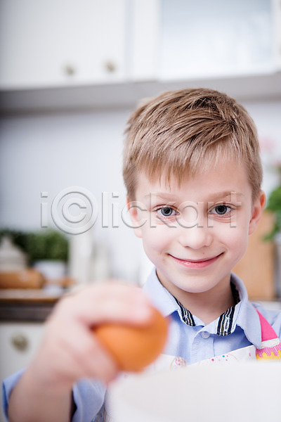 남자 서양인 소년 소년한명만 어린이 한명 JPG 아웃포커스 앞모습 포토 계란 들기 미소(표정) 상반신 서기 실내 주방