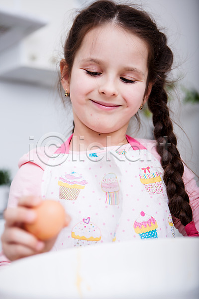 요리중 서양인 소녀(어린이) 소녀한명만 어린이 여자 한명 JPG 아웃포커스 앞모습 포토 계란 들기 미소(표정) 상반신 서기 실내 요리 응시 주방