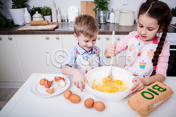 요리중 즐거움 남자 두명 서양인 어린이 여자 JPG 앞모습 포토 하이앵글 가족 가족라이프 계란 남매 상반신 서기 섞기 실내 웃음 주방