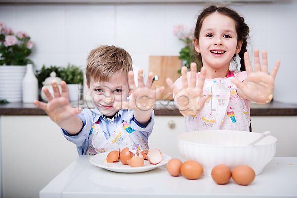 요리중 남자 두명 서양인 어린이 여자 JPG 앞모습 포토 가족 가족라이프 계란 그릇 남매 반죽 보여주기 상반신 서기 손내밀기 손바닥 실내 웃음 주방
