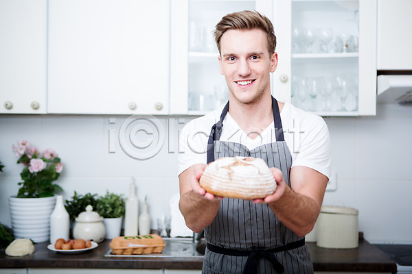 20대 서양인 성인 성인남자한명만 한명 JPG 아웃포커스 앞모습 포토 들기 빵 상반신 서기 실내 웃음 제빵 주방