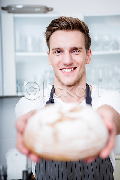 20대 남자 서양인 성인 성인남자한명만 한명 JPG 아웃포커스 앞모습 포토 들기 보여주기 빵 상반신 서기 실내 웃음 제빵 주방