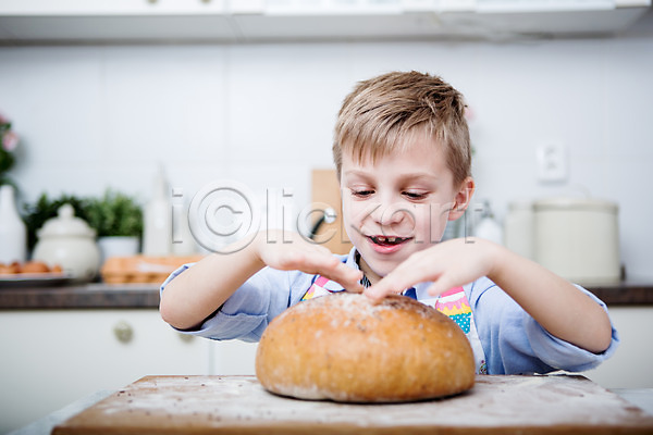 남자 서양인 소년 소년한명만 어린이 한명 JPG 앞모습 포토 만지기 미소(표정) 빵 상반신 서기 실내 응시 장난 제빵 주방