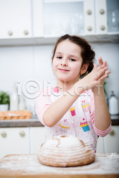 요리중 서양인 소녀(어린이) 소녀한명만 어린이 여자 한명 JPG 앞모습 포토 미소(표정) 빵 상반신 서기 손 손짓 실내 제빵 주방 털기