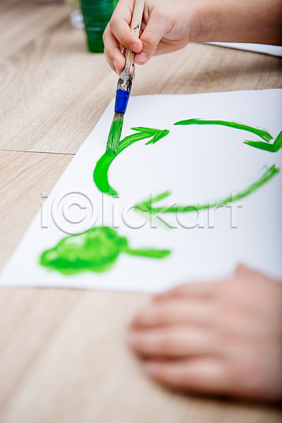 서양인 소녀(어린이) 소녀한명만 신체부위 어린이 여자 한명 JPG 아웃포커스 포토 그리기 그림 붓 손 손짓 실내 잡기 초록색