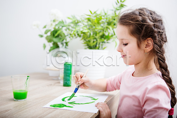 서양인 소녀(어린이) 소녀한명만 어린이 여자 한명 JPG 아웃포커스 옆모습 포토 그리기 그림 물감 미소(표정) 붓 상반신 손짓 식물 실내 앉기 응시 책상 초록색