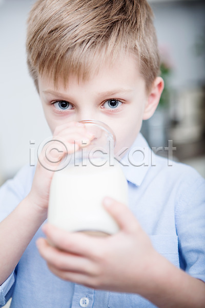 남자 서양인 소년 소년한명만 어린이 한명 JPG 아웃포커스 앞모습 포토 건강 건강관리 들기 마시기 상반신 서기 실내 우유 우유병 주방
