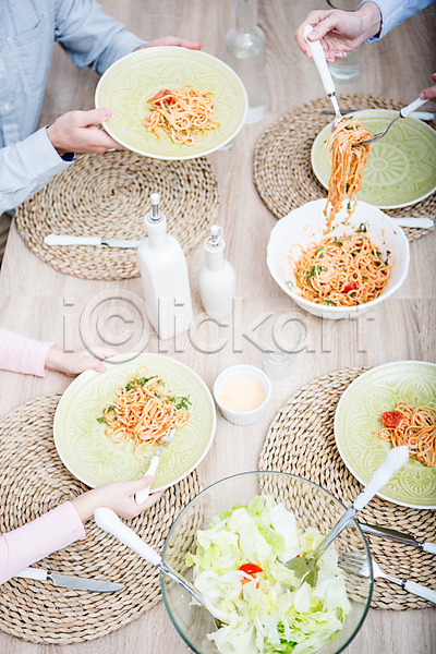 서양인 세명 신체부위 JPG 포토 하이앵글 가족 가족라이프 들기 샐러드 손 스파게티 식사 식탁 실내 접시