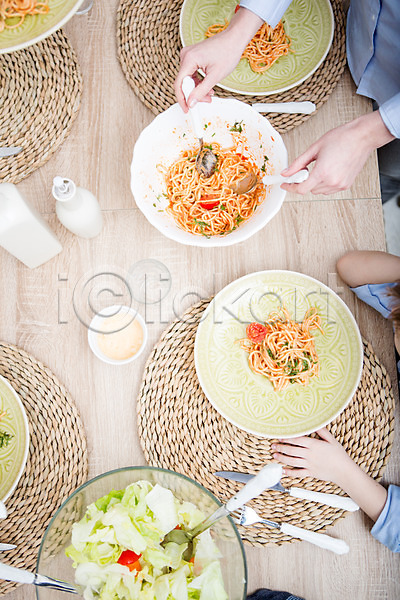 두명 서양인 신체부위 JPG 포토 하이앵글 가족 가족라이프 샐러드 손 스파게티 식사 식탁 실내 접시