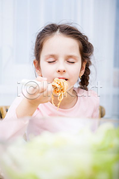 서양인 소녀(어린이) 소녀한명만 어린이 여자 한명 JPG 아웃포커스 앞모습 포토 눈감음 들기 먹기 상반신 스파게티 식사 식탁 실내 앉기 포크