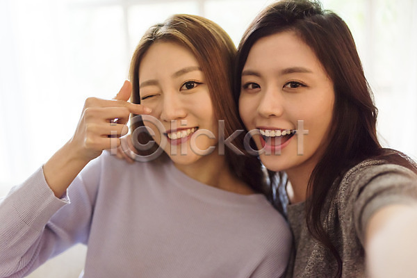 우정 즐거움 편안함 행복 20대 두명 성인 성인여자만 여자 한국인 JPG 앞모습 포토 룸메이트 상반신 셀프카메라 손하트 실내 우먼라이프 웃음 윙크 친구