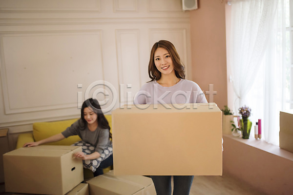 우정 20대 두명 성인 성인여자만 여자 한국인 JPG 앞모습 포토 들기 룸메이트 미소(표정) 상반신 상자 서기 셀프인테리어 실내 앉기 우먼라이프 응시 이사 자급자족라이프 정리 청소 친구