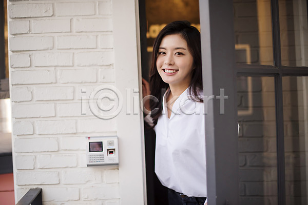 20대 성인 성인여자한명만 여자 한국인 한명 JPG 앞모습 포토 문 상반신 서기 야외 오픈 우먼라이프 웃음 주간