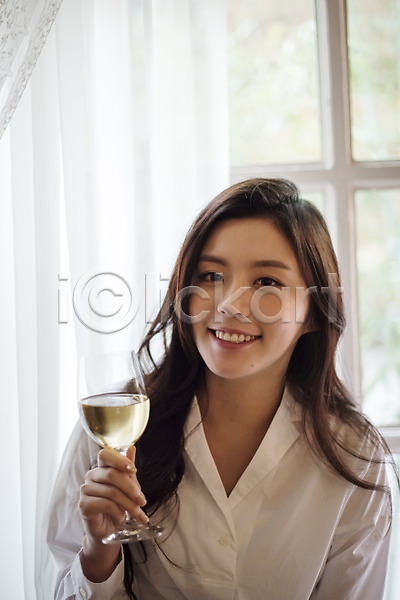 20대 성인 성인여자한명만 여자 한국인 한명 JPG 앞모습 포토 들기 상반신 실내 앉기 와인 와인잔 우먼라이프 웃음 집들이 커튼 파티