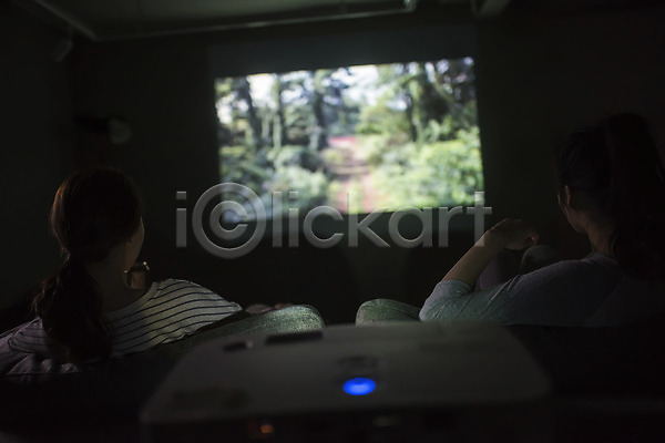 우정 20대 두명 성인 성인여자만 여자 한국인 JPG 뒷모습 포토 관람 룸메이트 상반신 실내 앉기 어둠 영화 영화관람 우먼라이프 친구 프로젝터