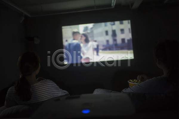 우정 20대 두명 성인 성인여자만 여자 한국인 JPG 뒷모습 포토 관람 룸메이트 상반신 실내 앉기 어둠 영화 영화관람 우먼라이프 친구 팝콘 프로젝터